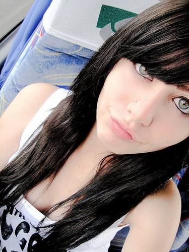 14 anos,BIPOLAR,solteira,moleca,distraida,bagunceira,e o resto só me seguindo pra saber =) #Follow ?
