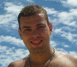 Um simples estudante de física. O que faço no presente é um rabisco para desenhar o meu futuro. (Alessandro Barros).