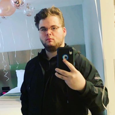 DockedApple34's profile picture. Twitch 📲 DockedApple345      YouTube DockedApple34     Instagram DockedApple34