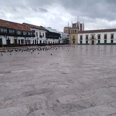 anti fanáticos, no defiendo ciegamente ningún político. los derechos humanos son eso, HUMANOS sin importar ideologías profesión si son uribistas petristas etc.