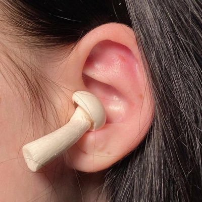 TolivaFey's profile picture. 打着伞，不算一个太好的人。