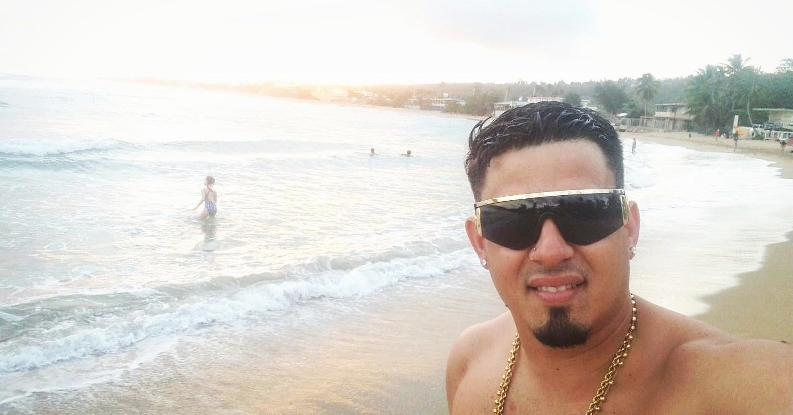 Soy de Isabela Puerto Rico me encanta leer frases, conocer gente new, ir a la playa, ver deportes ,saber de otras culturas y soy humilde de corazon.