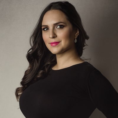 Licenciada en Derecho. Empresaria. Auténtica, honesta, romántica. 100% leal a mis ideales y a las personas que amo.
