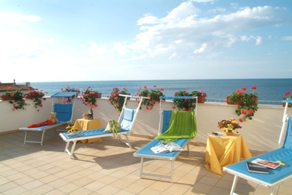 L'Hotel Villa Nettuno si trova in uno degli scenari più belli d'Italia, nel nord della Puglia sullo splendido sperone d'Italia chiamato Gargano.