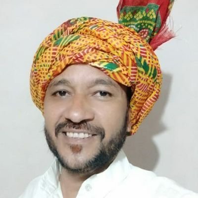 अपने हक़ की लड़ाई तन्हा ही लड़ना पड़ती है,
सैलाब उमड़ता है जीत जाने के बाद,,