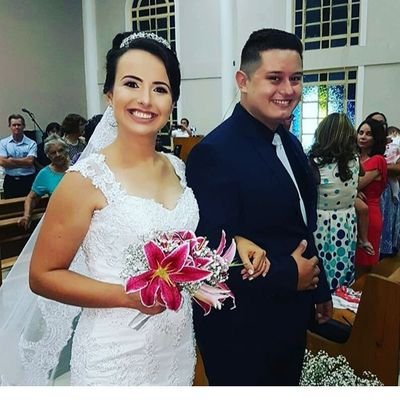 Vivendo a cada instante desejando que ele se eternize. Isso é viver feliz..