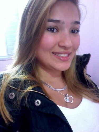 ela é diferente, ela é engraçada, é inteligente e tbm é BEM HUMORADAA! (y) ♪