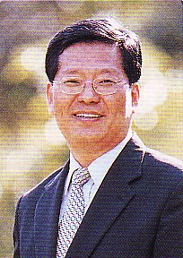 50대 중반. 기독교인. 한국어강사. 여행과 사진을 좋아하고, 자원봉사로 외국인에게 한국어를 가르침. 행복 바이러스를 전염 시킴.천국 대사.