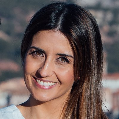 #Comunicación & #Marketing 💬 Creo en el poder de la palabra para conectar 👠 Antes de caminar con tus zapatos, voy a quitarme los míos.