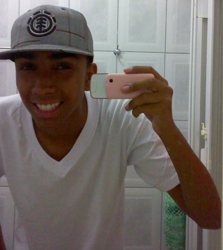 Só porque eu vou pra noite
Chego em casa com o sol
Sou presença no pagode
Não largo meu futebol
Quem me ver, me vê sorrindo
E vai ser sempre assim