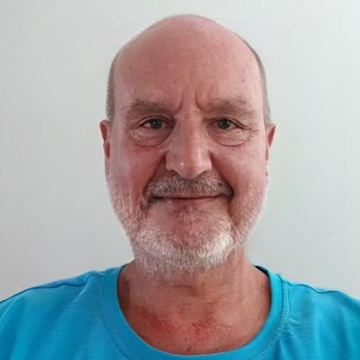 CEO eines Mittelständlers mit jetzt wieder 24 Angestellten. Auf Profilbild bin ich 70 Jahre, in real 50. Kann ich mich schonmal dran gewöhnen.