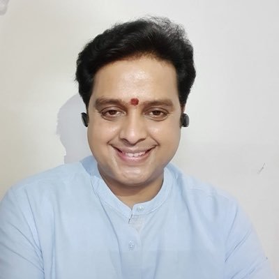 जो लोग दूसरो को जानना चाहते है वो समझदार होते है पर जो ख़ुद को जानना चाहते है वो ब्रह्मज्ञानी होते है ।