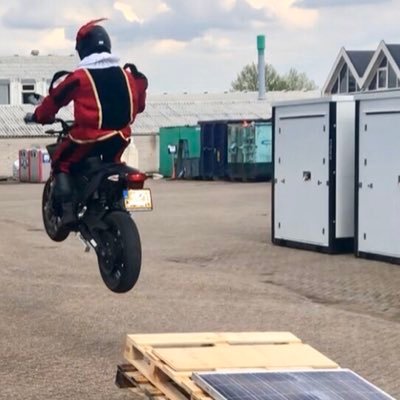Zonnepanelen installerende Piet met elektrische Zero FXS motorfiets (Deventer)