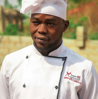 I am that professional chef with aspiration for excellence... I carry Nigeria matter for head. Advocate of good governance and prosperity.