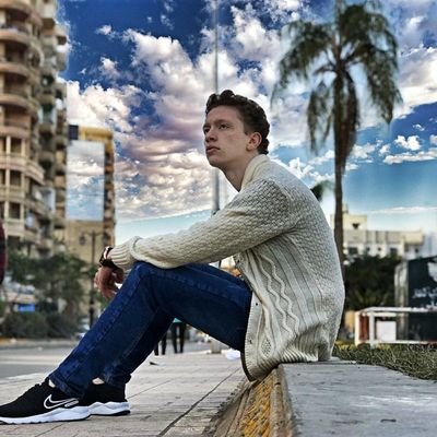 ‏‏شكلي جمييييل اوي من برا (زحل) ميعرفوش ان الي محليني انفجار قمري 😐😐