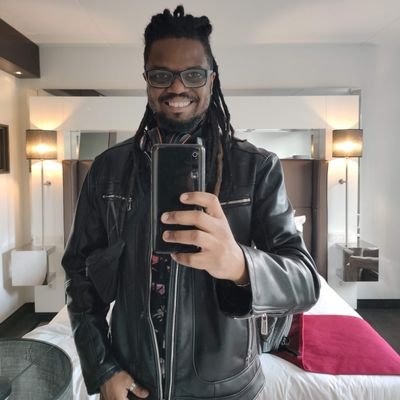 Jornalista, Comunicólogo , DJ,. Dançarino e Diretor de uma Companhia de Dança.
