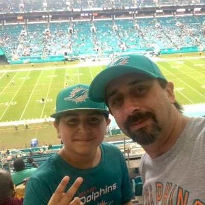 Fanático de la @NFL @MiamiDolphins @MiamiHurricanes @NBA @MiamiHeat @MLB @dodgers @NCAA @liga_nacional Tecnico Deportivo - Coach en Football Americano