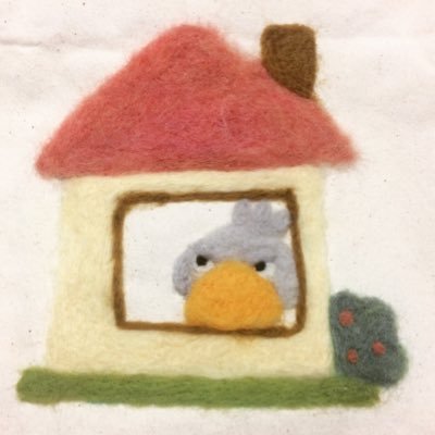 ハシビロコウ作品を作り続けるとりころん社の宣伝ぶちょお。2013年に宣伝ぶちょおが誕生し、2015年に頭ドリが登場してからお役御免に近いが密かな人気は維持。2017年に今度は専務が帰って来てますます危うい。 ▼Instagram、BASE、出展情報など