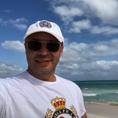 Amante de los perros, soy criador aunque lo hago como Hobby me encanta la naturaleza la fotografía y la astronomía alcance el medio siglo de vida soy bendecido