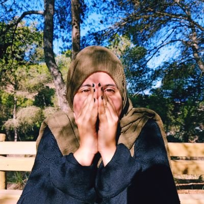 مادمت في كف الرحمن آمنة فكيف اخشى من المقدور يؤذيني سلمت امري للرحمن واثقة بـ أن ربي سيكفيني ويحميني ويعطيني