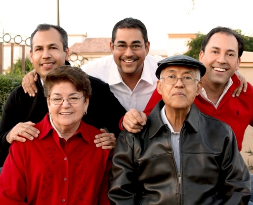 Orgulloso Sonorense. 100% Yankee. Emprendedor. Guadalupano. Promotor del Sentido Común. Acomedido. Detesto a los ojetes. Amo a mi familia. Algun dia seré Chef