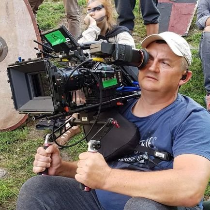 Doświadczony operator kamery, mistrz swojego fachu.
Zadziorny Polak, żarliwy patriota, nie godzący się na zło, z determinacją walczący z niesprawiedliwością.