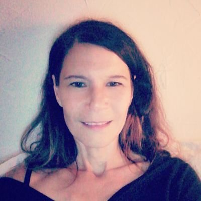 Fille d'émigrés portugais .. des fois triste et heureuse de l'être et quelque fois heureuse et triste de l'être .. je suis atteinte de Saudade aigüe 🇵🇹