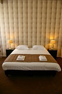 Modern hotel midden in 't gezellige Vlissingen, op steenworp afstand van het strand en de boulevard! Ideaal voor een weekendje weg, zaken verblijf of feest.