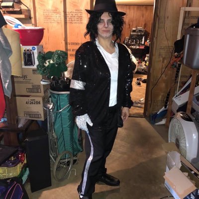 Trisha Joyner MJ.13 years am a dancer and sing song like king of pop so I begin to dancer like the king so many 24year so much time not stop do sing song 🎤