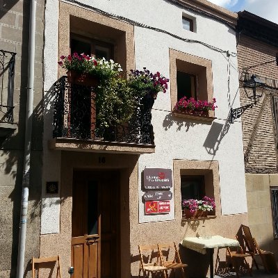 La Casa De Las Sonrisas, albergue de donativo, con cena y desayuno comunitario, en Grañón, La Rioja.