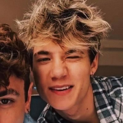 jadenhossler5's profile picture. Im not good at Twitter.. but y’all can follow me ;)