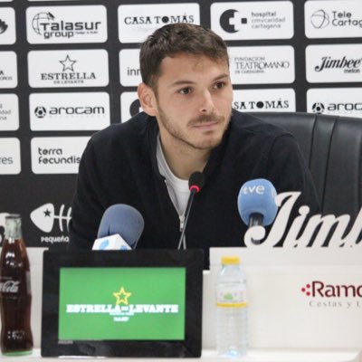 Jugador de la @ue_cornella. Ex San FernandoCD SalamancaCF, FCCartagena, STVV, ValenciaCF, Dep. Alavés y FCBarcelona. Estudiante de CAFD. Nivel 2 Entrenador.