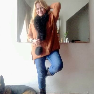 Una persona con mucha sensibilidad que le encanta el arte ...y sin musíca no vive...es vital para mi....expresa mis emociones, todo...