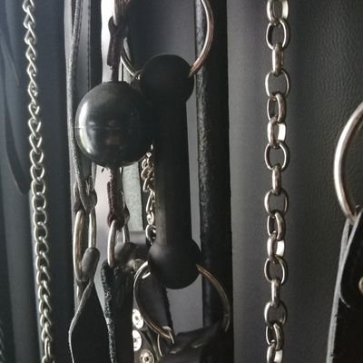 Deux domis mature dominant actif recherche réel soumis pour se soumettre à nos divers jeux BDSM dans notre donjon équipé. Reçois proche de La Rochelle.