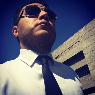 Licenciado en Ciencias Políticas y Administración Pública (UNAM). Especialista en administración pública y fiscalización. Motociclista, lector y contemplador.