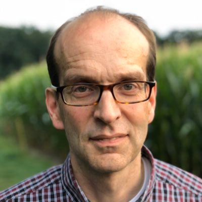 Promovierter (🧬 🧮 ) Bauer ( 🐈 🐓 🥕 🌾 🚜 ) mit Spaß () an DataScience (🐍🐫 🧠)
