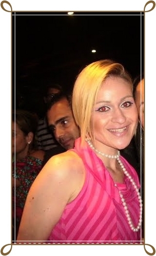 Sou DELICIOSAMENTE complicada ..
RIGOROSAMENTE feminina ..
EXAGERADAMENTE impulsiva e LEVEMENTE geniosa!