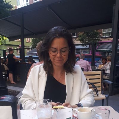 Estoy hecha de un conjunto de palabras, muchas preguntas y un par de grietas. Escribo en @fronterad .