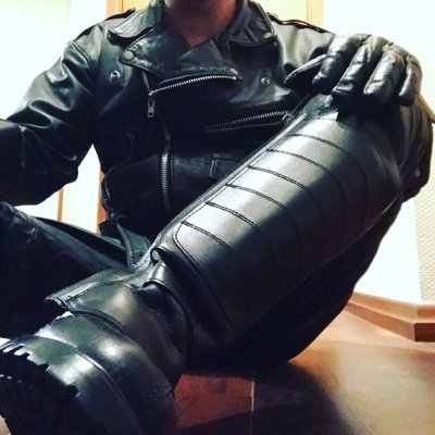 I love leather. It makes me horny and sexy. Wanna fuck bottoms