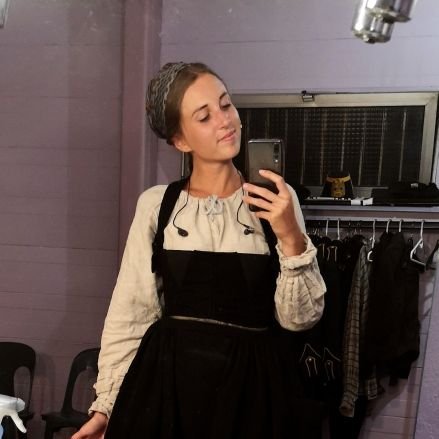 embeeoff's profile picture. Chanteuse & comédienne 🎭 Actu : Bernadette de Lourdes, Yack Stories, Heptagone