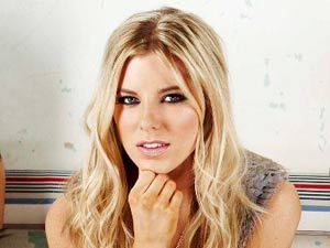 Fanpage for the amazing Mollie King 

background by @wholelottauna thank u :)