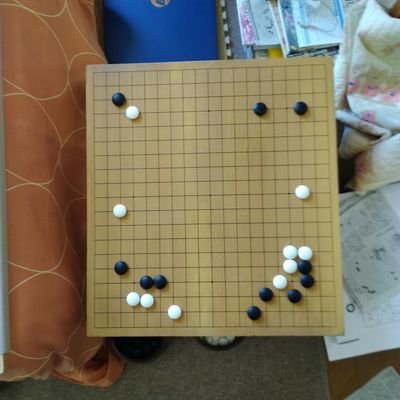 Hikaringo 囲碁垢 模様対策の勉強になるから三連星 を続けては 私は以前 星と小目でしたがいまは星だけです 理由は定石が簡単なので 布石の構想を考え易いからです 私はリアル囲碁で五段です
