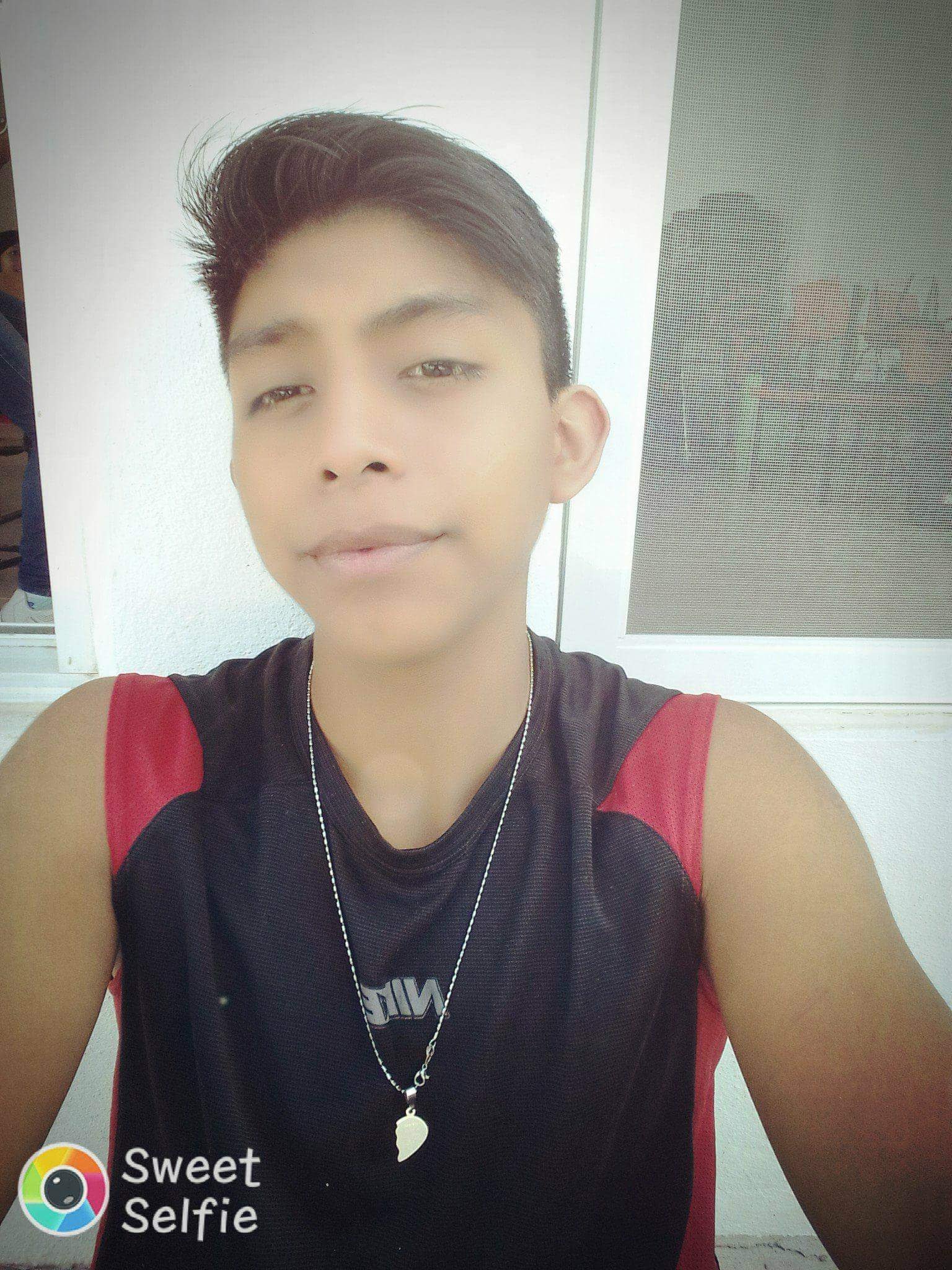 Soy alguien alegre me gusta hacer ejercicio y estar en silencio y cuando agarro confíanza no hay quien me calle 😁😁