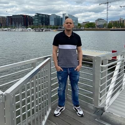 EldrNiquito's profile picture. Soy calvo a temprana edad pero mis apuntes siempre van al pelo. 🌎🚀