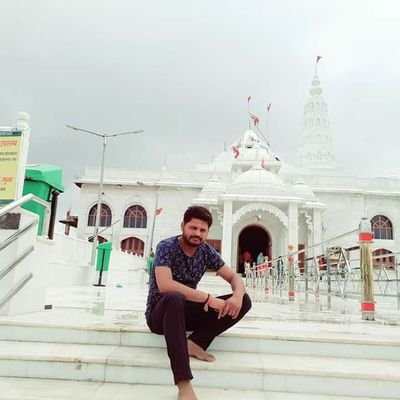 आँखों की उन दो बूंदों से सातों सागर हारे हैं!!
जब मेहँदी वाले हाथों ने मंगल-सूत्र उतारे हैं!!