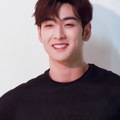 𝐑𝐏 ╱ NU’EST and L.O.Λ.Es’ only bear-like-knight. He radiates armored ambiance with his charming eye-smile and honey voice. @XUJHIAQI, his muse.