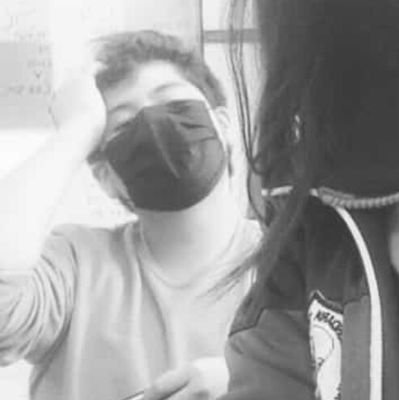 YOUTUBER noob con 151 subs
por favor suscribanse soy noob jajajajajaja
