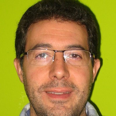 Maestro de Educación Infantil e informático y me gusta todo el campo que tenga que ver con las TIC (ordenadores, pdi, tablet, móviles...).