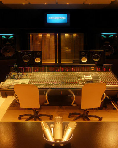 2 studi di registrazione professionali, 1 studio di mastering, 6 sale prova più una Live room di 70 mq.Che volete di piu'?un Lucano?!