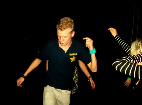 Hey,I'm Julian and I'm 20years old...I love to dance,hang out with friends and listen to music :)
